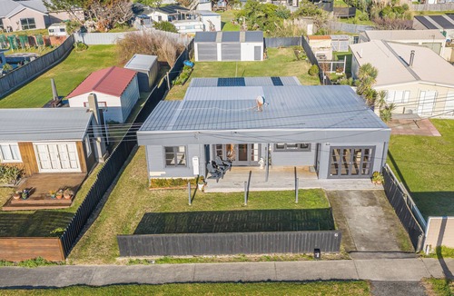 Himatangi Beach House | Comfortable family home 5 minute walk to the beach