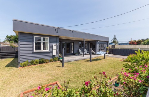 Himatangi Beach House | Comfortable family home 5 minute walk to the beach