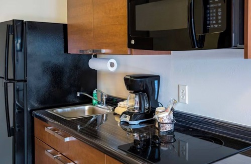 Overland Park Hotel | Comfortable Family Suites with Kitchens Near Johnson County Airport