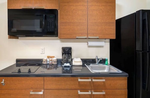 Overland Park Hotel | Comfortable Family Suites with Kitchens Near Johnson County Airport