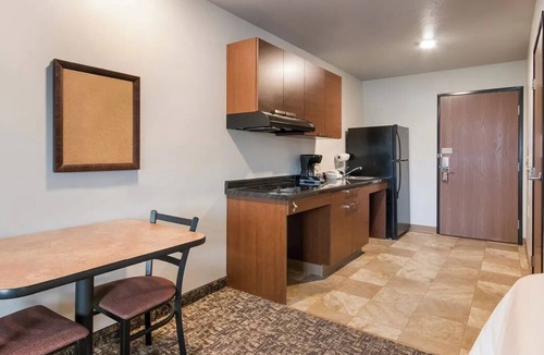Overland Park Hotel | Comfortable Family Suites with Kitchens Near Johnson County Airport