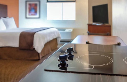 Overland Park Hotel | Comfortable Family Suites with Kitchens Near Johnson County Airport
