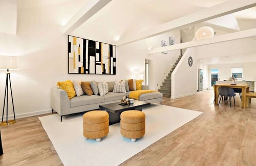 Downtown Apartment | Comfortable Family Stay 2BR + Den Minutes from Niagara Falls | Parking | Sleeps 6