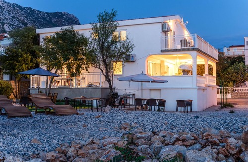 Cesarica Apartment | Comfortable family-sized apartman for family or friends. Private beach