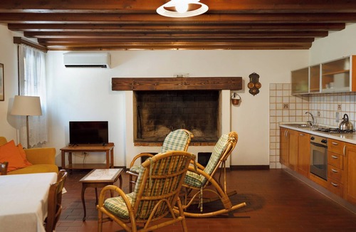 Vigonza Apartment | Comfortable family apartment in Villa Veneta with pool near Padua
