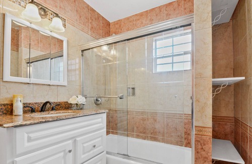 Lynwood House | Comfortable Family size home, 20 min away from theme park!