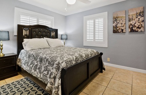 Lynwood House | Comfortable Family size home, 20 min away from theme park!