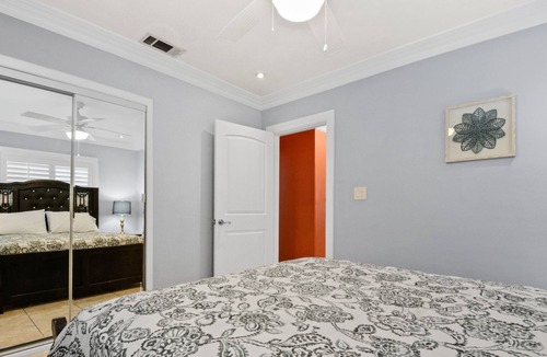 Lynwood House | Comfortable Family size home, 20 min away from theme park!