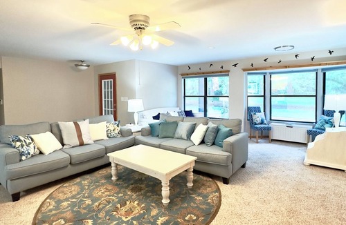 Melrose House | Comfortable Farmhouse Retreat Near Lake Santa Fe: Sleeps 16!