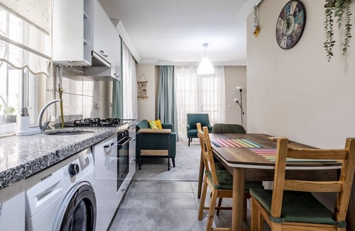 Maltepe Apartment | Comfortable Flat with Backyard in Maltepe