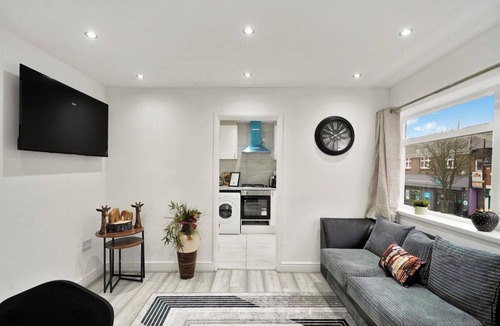 Belvedere Apartment | Comfortable Four-Bedroom Stay with Balcony