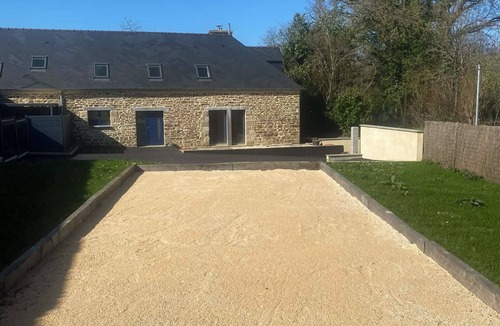 La Ferriere House | Comfortable gîte with heated pool and pétanque court, ideal for vacations.