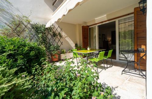 Vouliagmeni Apartment | Comfortable garden Apt near Vouliagmeni beach