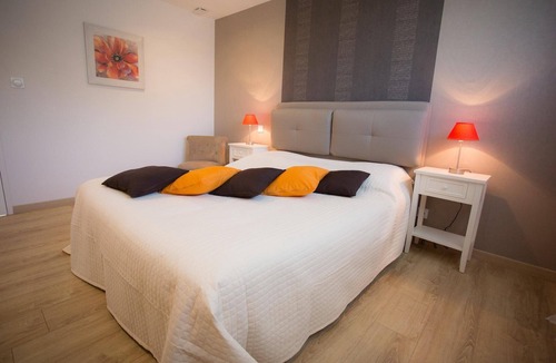 Bruc-sur-Aff Bed & Breakfast | Comfortable guest room "les Bruyères" in the rising sun
