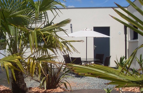 Bruc-sur-Aff Bed & Breakfast | Comfortable guest room "les Bruyères" in the rising sun