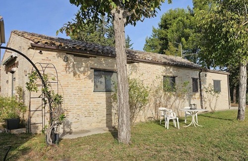 Falerone House | Comfortable Guesthouse in Scenic Italian Countryside