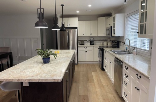 Aldergrove House | Comfortable Home in quiet family Neighbourhood with Hottub