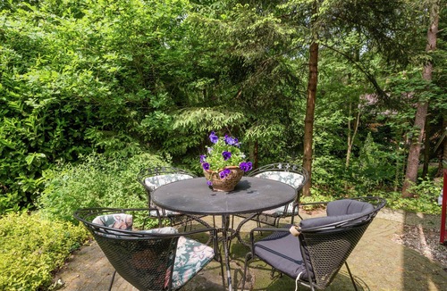 Dalfsen House | Comfortable holiday home in a wooded area