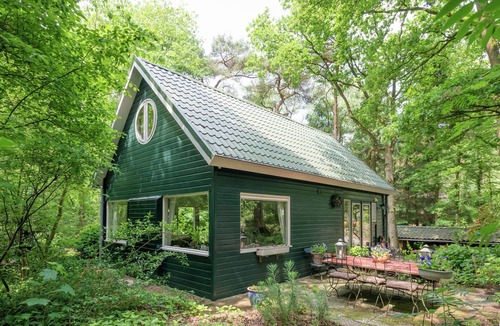 Dalfsen House | Comfortable holiday home in a wooded area
