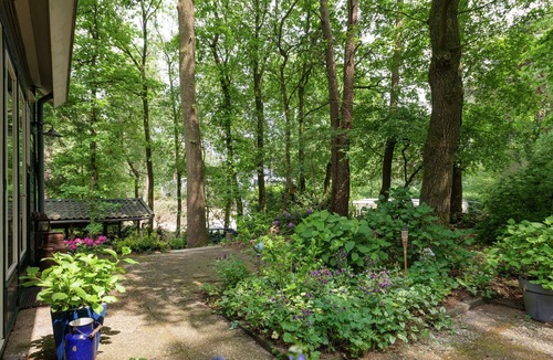 Dalfsen House | Comfortable holiday home in a wooded area