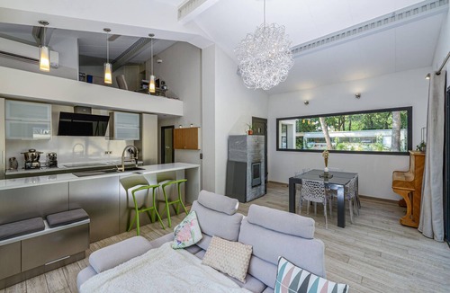 Rognes House | Comfortable holiday home with private pool.