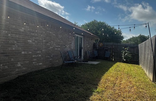 Cibolo House | COMFORTABLE home and large private yard in welcoming Schertz right off 35