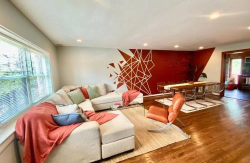 The Heights Apartment | Comfortable home close to Manhattan,Wall St & more