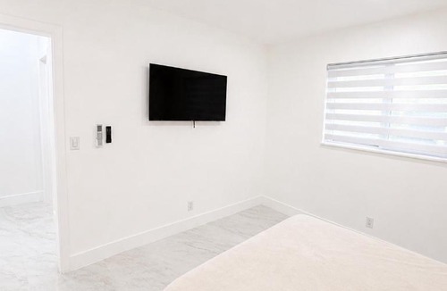 Royal Poinciana Villa | Comfortable Home for 3 Free Parking & Laundry