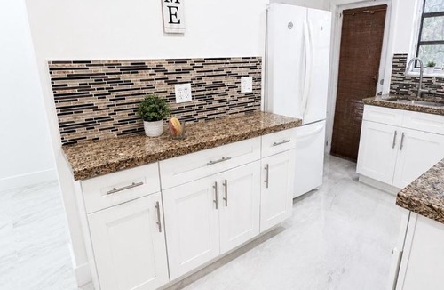 Royal Poinciana Villa | Comfortable Home for 3 Free Parking & Laundry