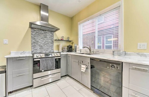 New Center Detroit House | Comfortable Home for Families & Teams, Sleeps 8, Easy Access to Downtown