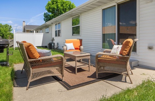 De Pere House | Comfortable Home Perfect for Families in Quiet Cul-de-Sac