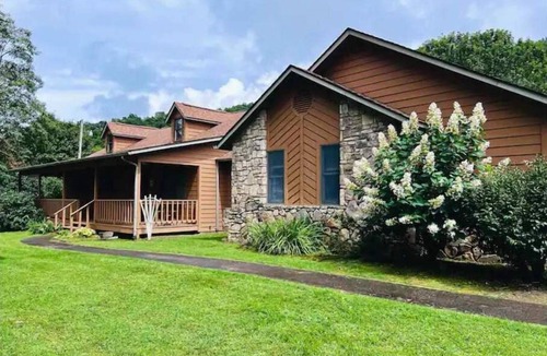 Burnsville House | Comfortable home with stunning porch views
