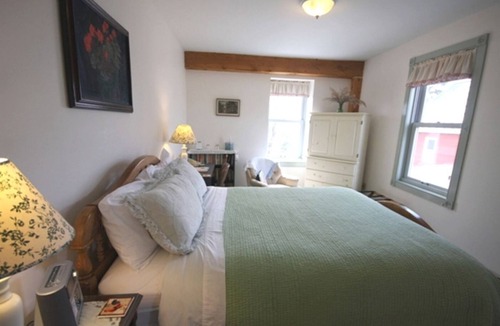 Hallowell Cabin | Comfortable Honeymoon Suite on a Farmstead near Augusta, Maine