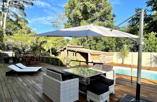 Claouey Cottage | Comfortable house with heated pool + huge terrace a few steps from the bay beach
