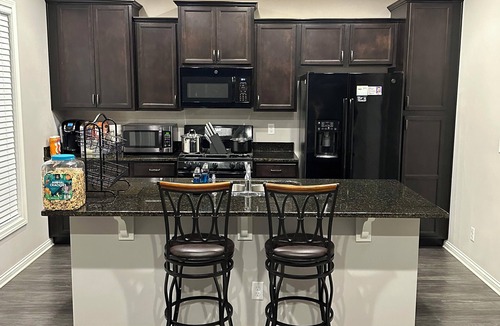 Evansville House | Comfortable house where guests feel welcome.n10 minutes from Evansville Airport