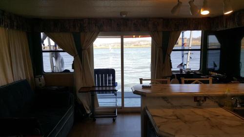 Arlington Boat Rental | Comfortable Houseboat located in DC area with free parking