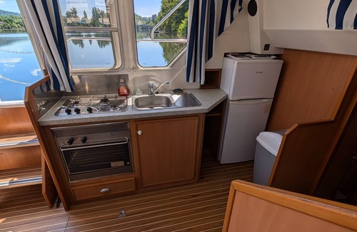 Luzech Boat Rental | Comfortable Houseboat Stay in the Scenic Lot Valley, Luzech