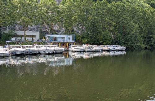 Luzech Boat Rental | Comfortable Houseboat Stay in the Scenic Lot Valley, Luzech