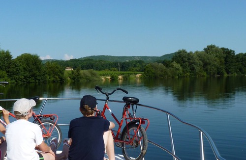 Luzech Boat Rental | Comfortable Houseboat Stay in the Scenic Lot Valley, Luzech