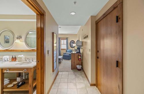 Mount Crested Butte House | Comfortable King Hotel Room on the top Floor Best Location on the Mtn