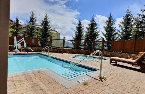 Mount Crested Butte House | Comfortable King Hotel Room on the top Floor Best Location on the Mtn