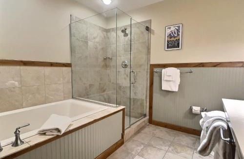 Mount Crested Butte House | Comfortable King Hotel Room on the top Floor Best Location on the Mtn