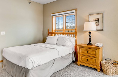 Three Lakes Condo | Comfortable lakefront studio with balcony, kitchenette, pool, gym, & hot tubs