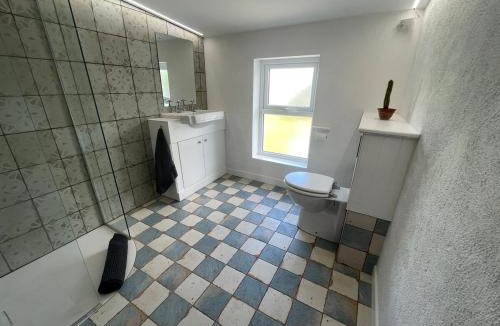 Annagry House | Comfortable lakeside house in Donegal Gealtacht
