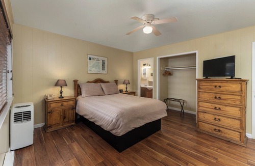 Glencoe Hotel | Comfortable Lodge Room 18 with Extra Amenities (queen, pet-friendly)