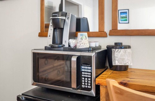 Glencoe Hotel | Comfortable Lodge Room 18 with Extra Amenities (queen, pet-friendly)