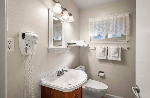 Glencoe Hotel | Comfortable Lodge Room 18 with Extra Amenities (queen, pet-friendly)