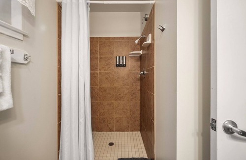 Glencoe Hotel | Comfortable Lodge Room 6 with Extra Amenities (queen, no pets)