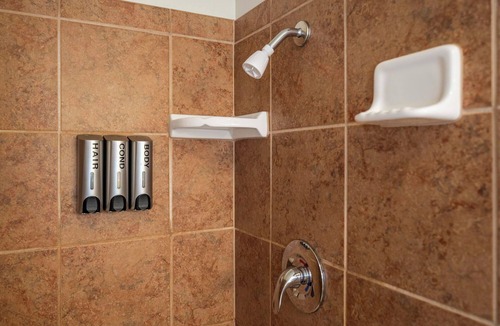 Glencoe Hotel | Comfortable Lodge Room 6 with Extra Amenities (queen, no pets)
