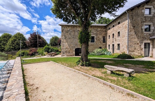 Lapte Cottage | Comfortable lodge with heated pool, for 23 people, perfect for families and friends
